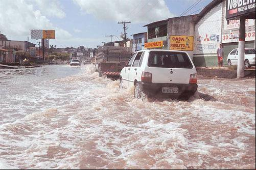 Rua alagada após enchente