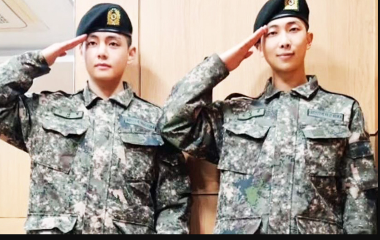 Dois dos integrantes do BTS, V (Kim Taehyung) e RM (Kim Namjoon), foram oficialmente dispensados do serviço militar obrigatório