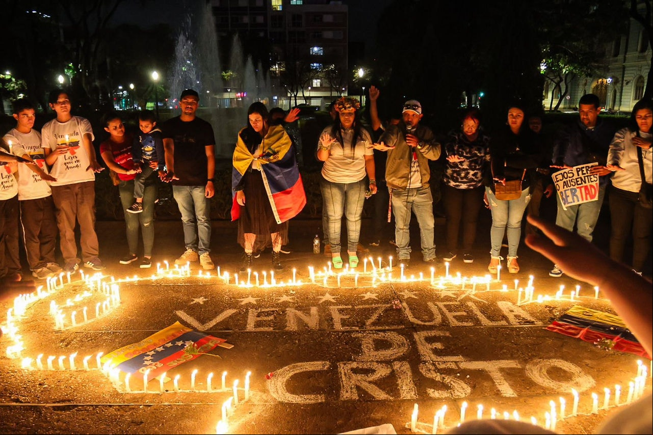 Manifestação contou com dezenas de venezuelanos que vivem na região metropolitana de BH