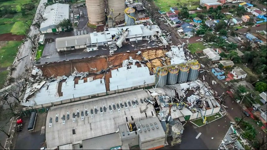 Tempestade causou estragos em cidade próxima a Porto Alegre 