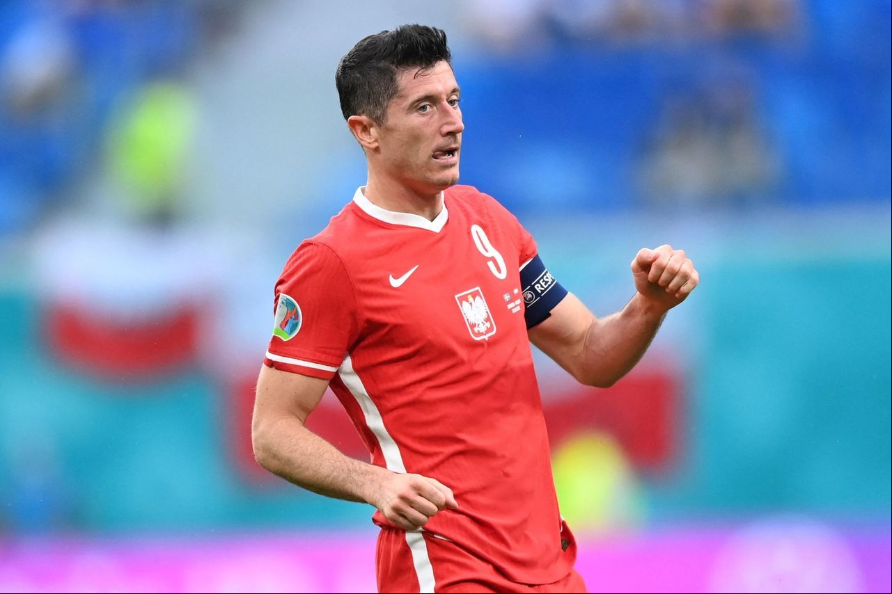 Lewandowski não jogará mais pela Polônia (Foto: KIRILL KUDRYAVTSEV / POOL / AFP)