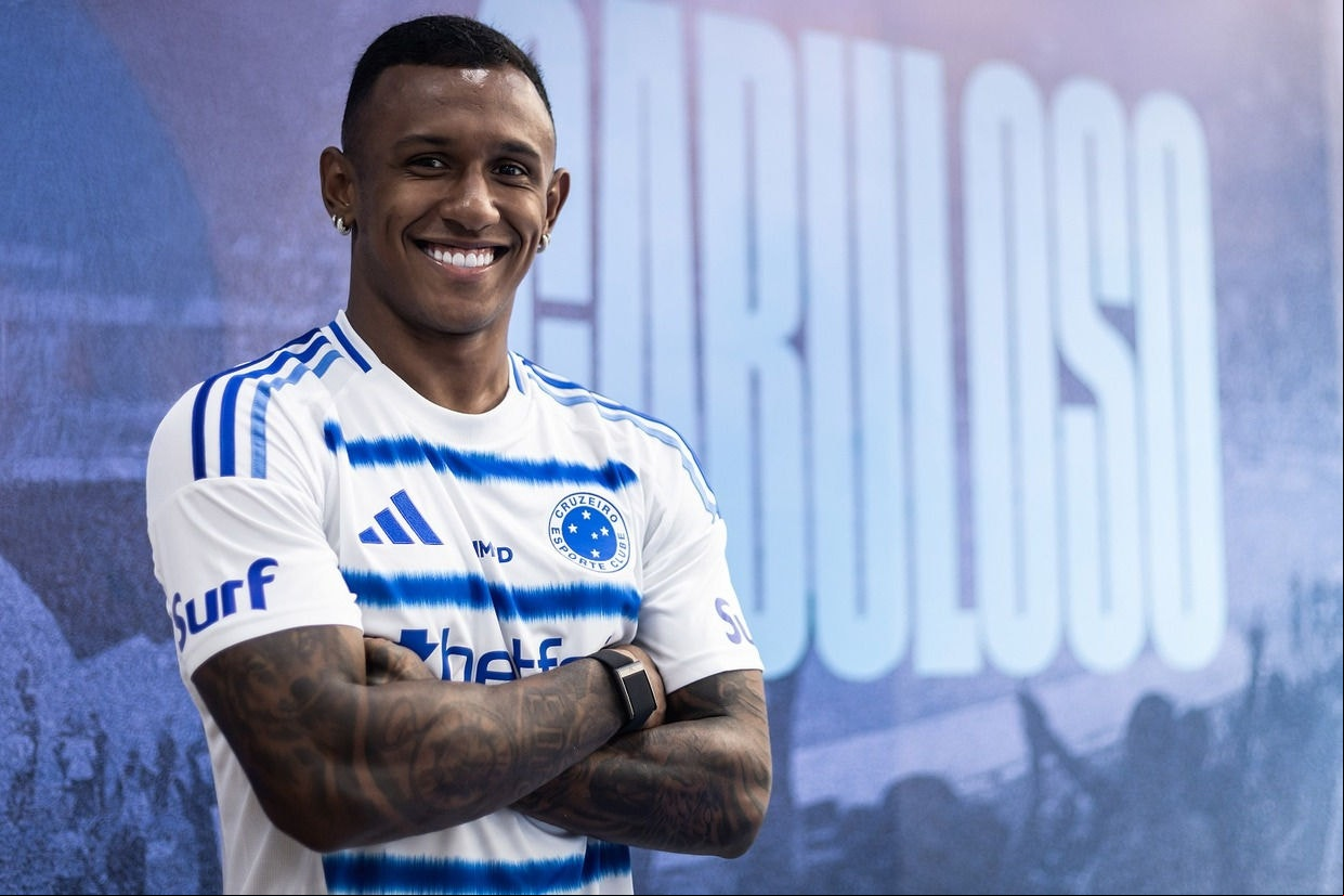 Atacante Marquinhos com a camisa do Cruzeiro