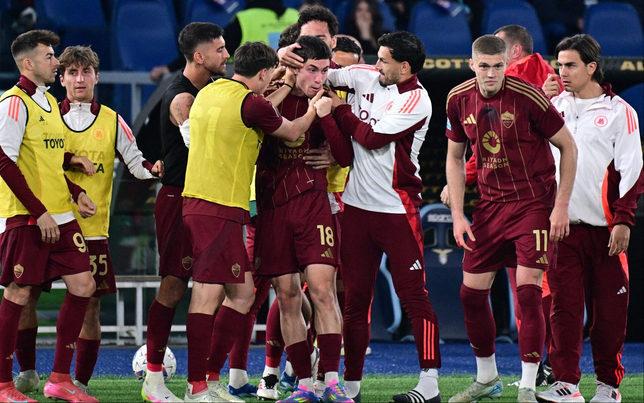 Jogadores da Roma comemorando vitória sobre a Lazio (Foto: Tiziana Fabi / AFP)