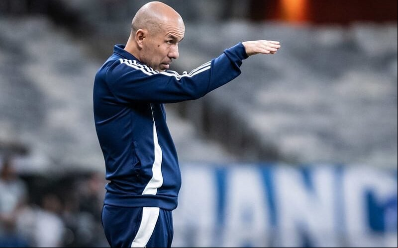 Leonardo Jardim a instruções aos jogadores do Cruzeiro à beira do gramado do Mineirão (Foto: Gustavo Aleixo/Cruzeiro)