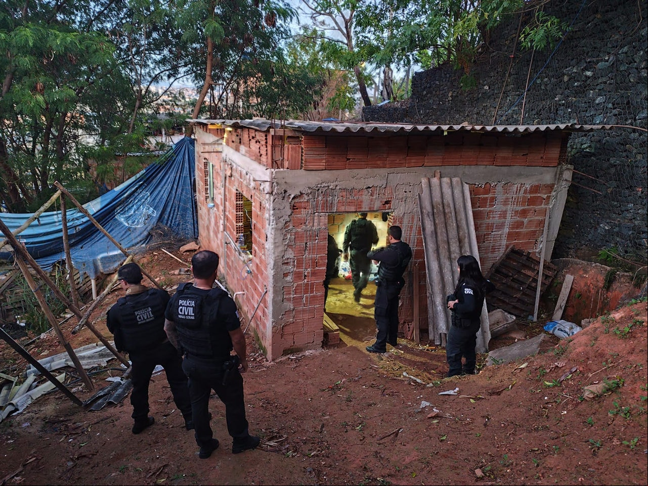 As investigações prosseguem com o objetivo de identificar e responsabilizar todos os envolvidos nas ações criminosas