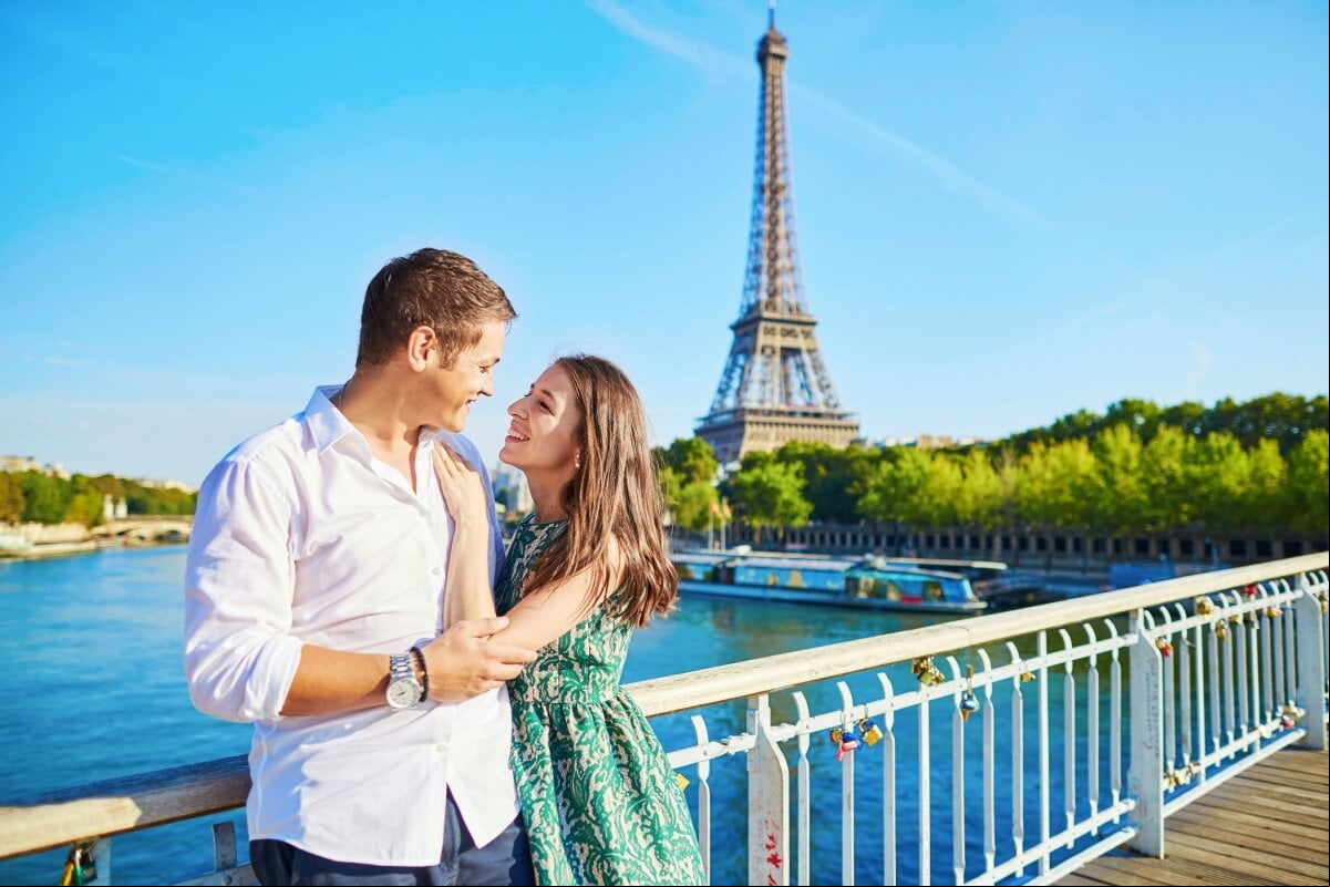 A cidade do amor, Paris, oferece cenários perfeitos para casais