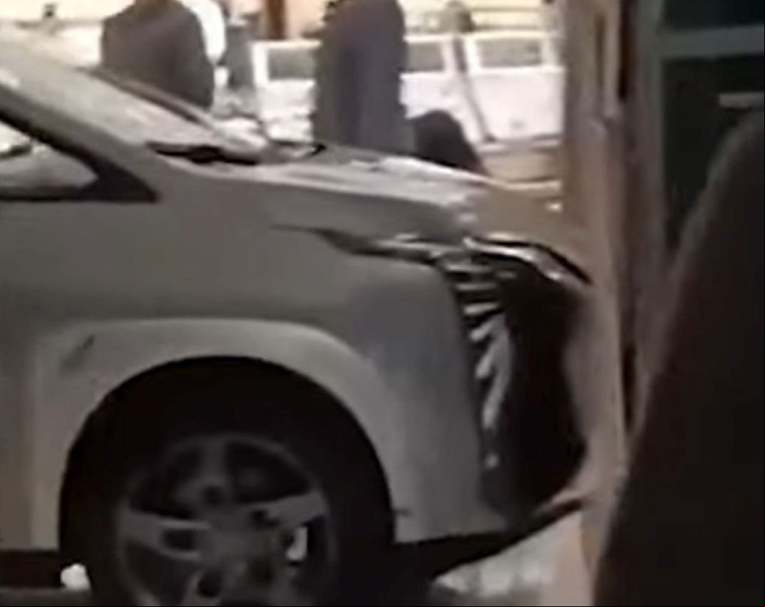 Criança tenta dirigir um carro que estava em exposição e bate o veículo contra uma loja