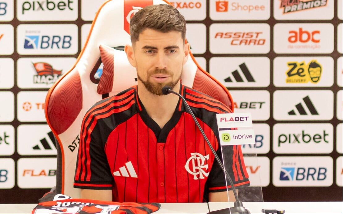 Jorginho com novo uniforme de viagem para o Mundial de Clubes (Foto: Adriano Fontes / Flamengo)