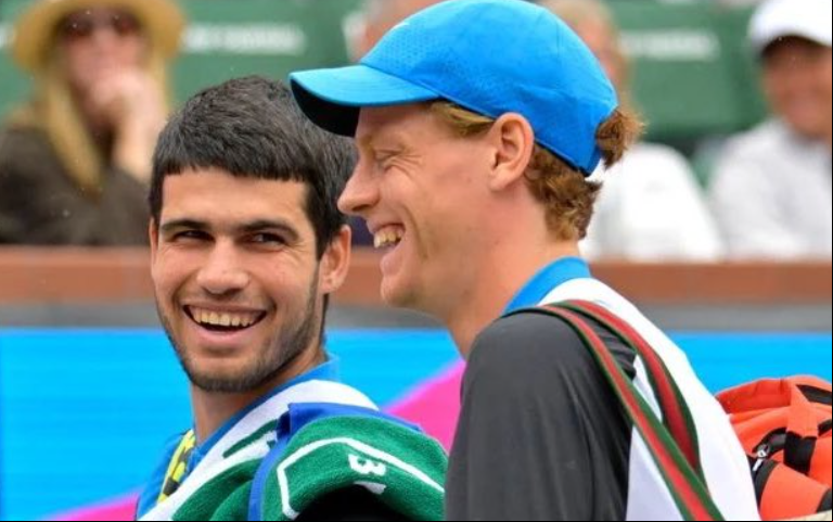Carlos Alcaraz (e) e Jannik Sinner em foto de arquivo