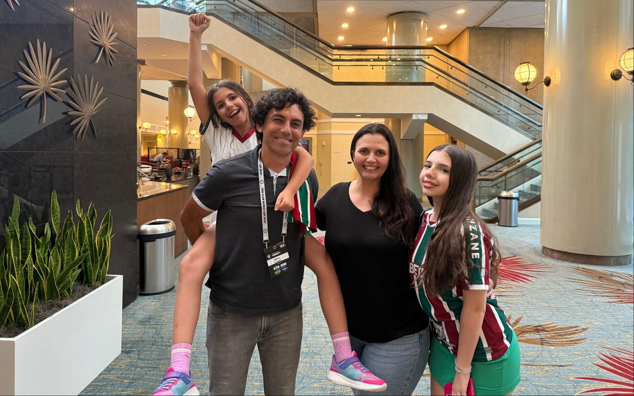 Ricardo Berna, sua esposa Aline e suas filhas Letícia, de 10 anos, e Manuela, de 14 (Foto: Sharon Prais/Lance!)