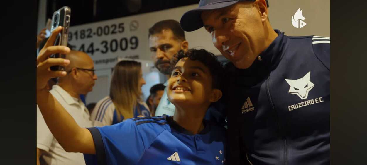 Técnico Leonardo Jardim posa para foto com pequeno torcedor em Salvador
