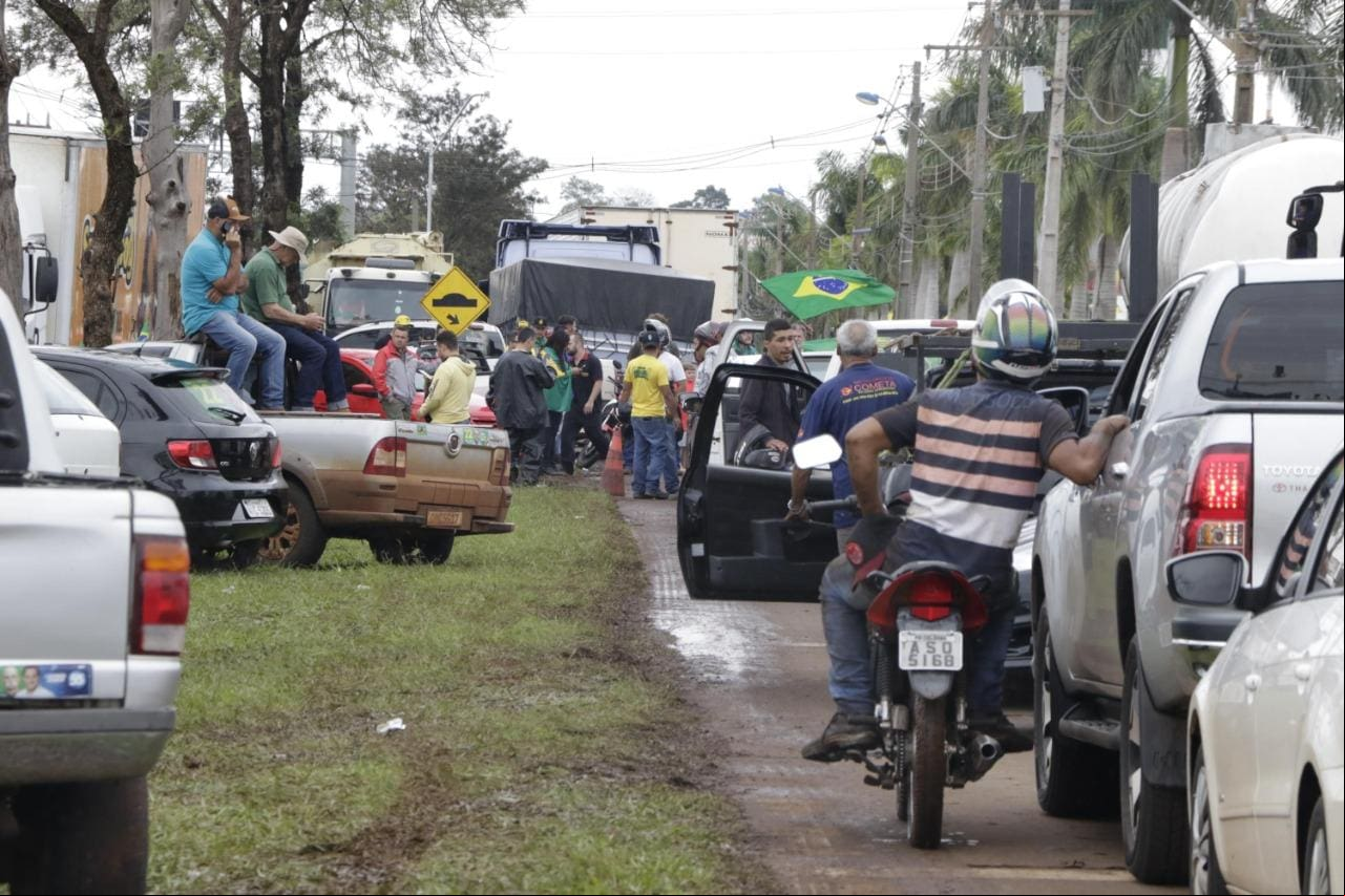 Caminhoneiros e produtores rurais fecham rodovia após confirmação da vitória de Lula nas urnas