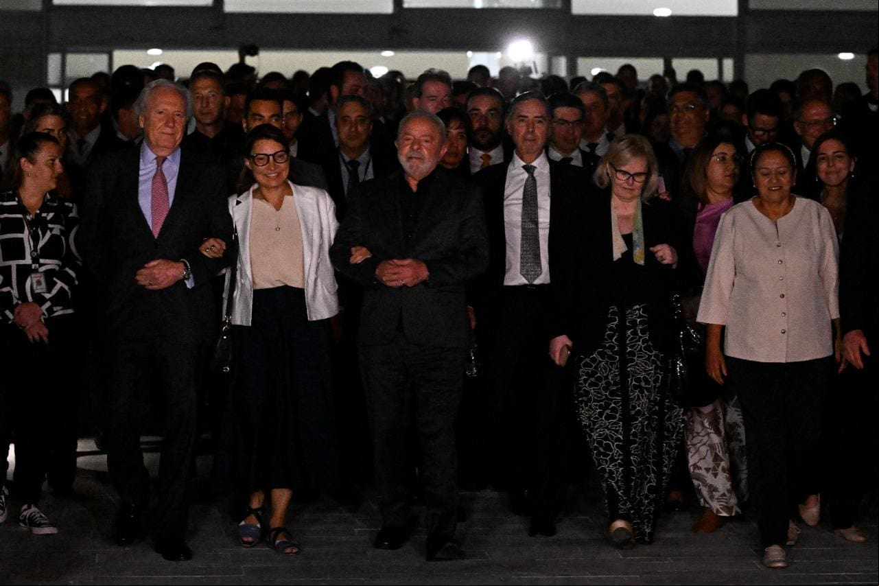 Lula caminha pelo Palácio do Planalto com governadores e representantes do Congresso e do Senado