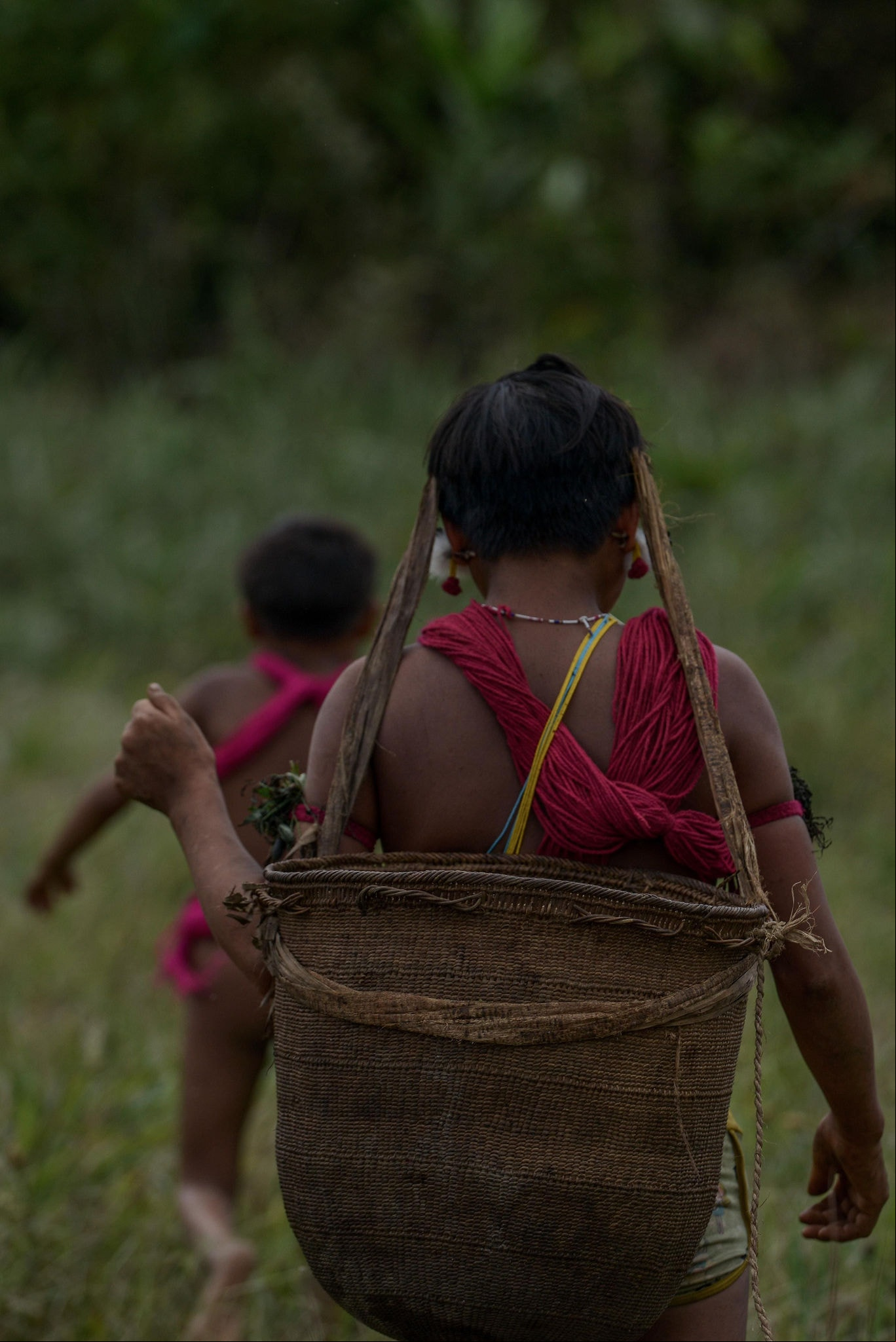 Mulher Yanomami com seu cesto usado para carregar alimentos - Foto: Fred Magno/O Tempo