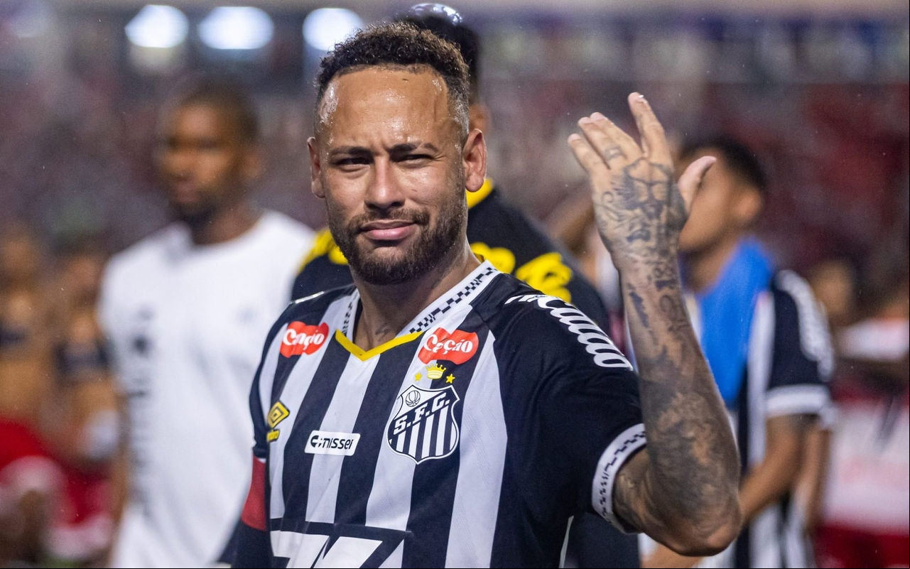 Neymar deixa o campo após a eliminação do Santos na Copa do Brasil (Foto: Itawi Albuquerque/AGIF)
