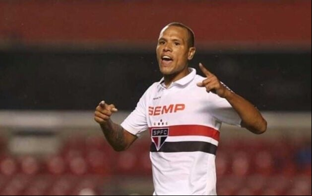 Luís Fabiano comemora um dos dois gols na goleada do São Paulo por 5 a 1 sobre o Vasco no Brasileirão 2013.