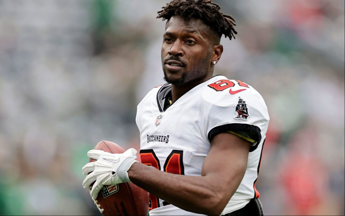 Antonio Brown, ex-jogador da NFL, vestindo uniforme do Tampa Bay Buccaneers, na época que ainda estava na liga. Jogador é procurado por tentativa de homicídio