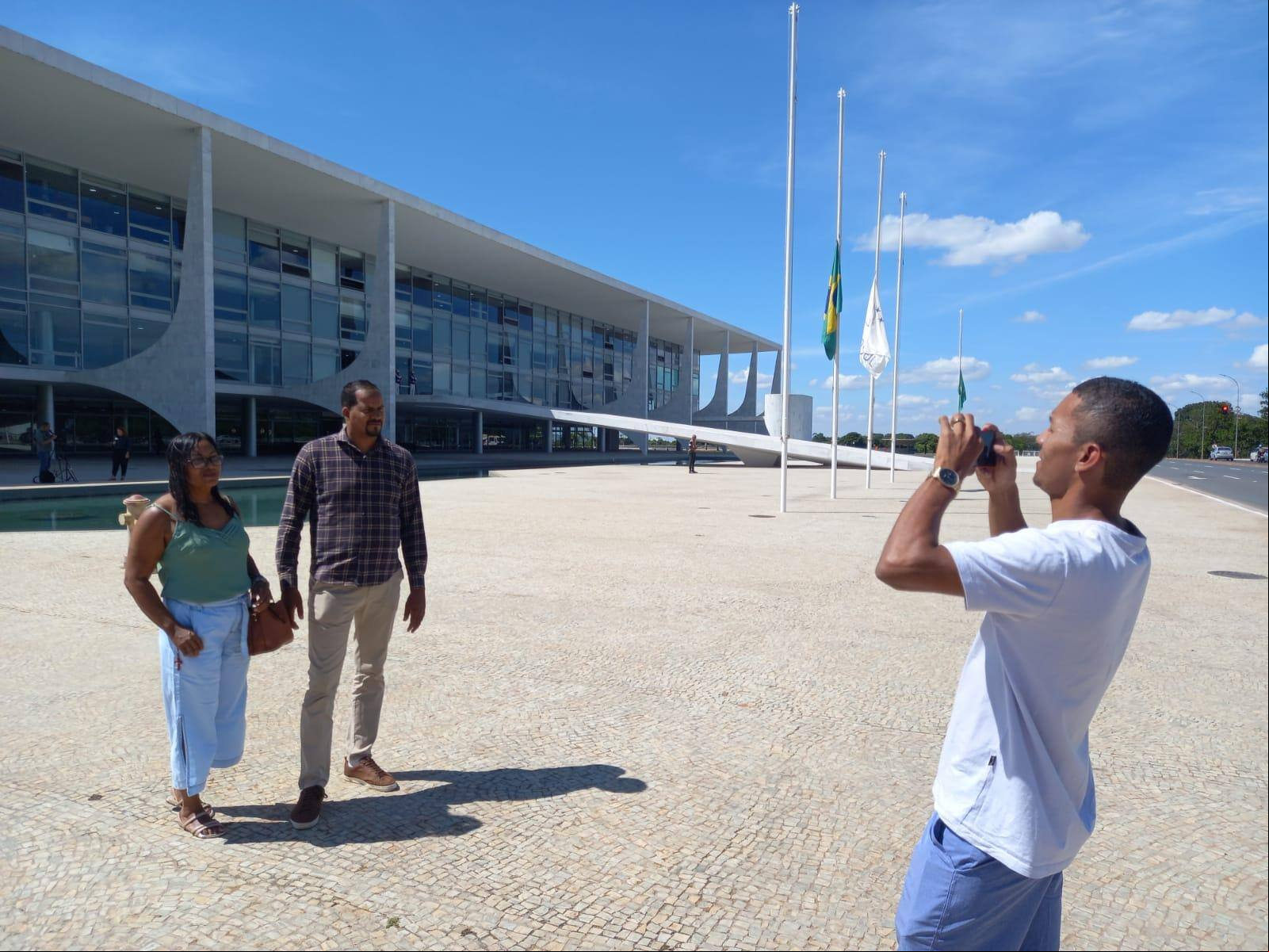 Sem grades no Palácio do Planalto, turistas se aproximam do local para fazer fotos