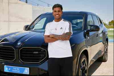 Atacante Rodrygo ao lado do seu novo BMW XM
