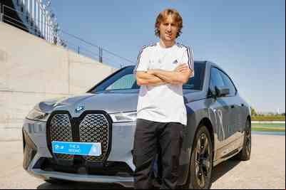Luka Modric posa ao lado de seu BMW IX