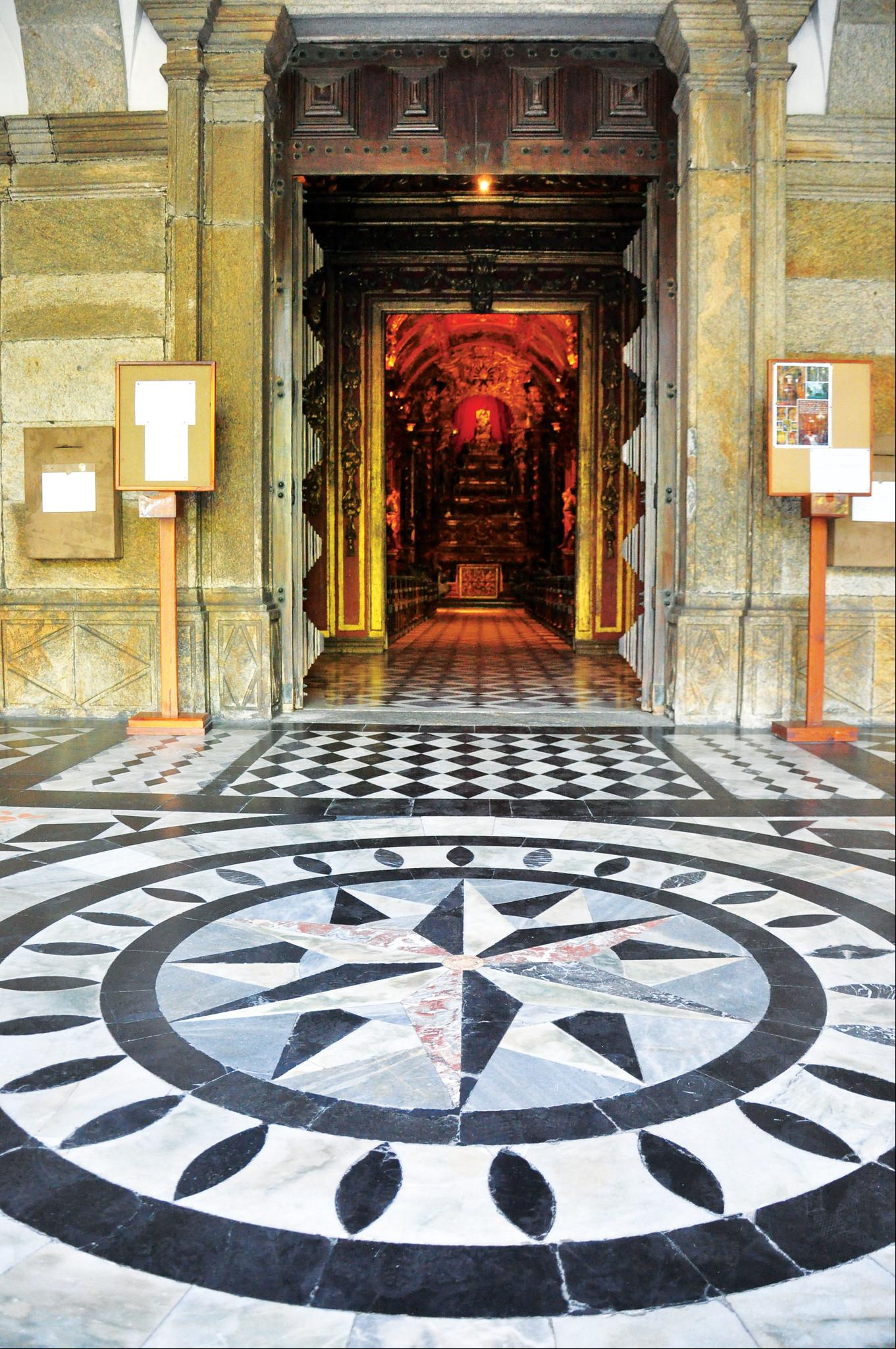 A rosácea marca a entrada da igreja de São Bento no mosteiro